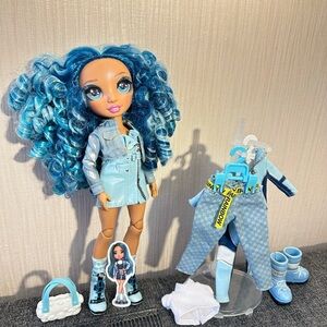 Blue Fashion Doll Rainbow High Core Skyler Bradshaw with 3 Outfits